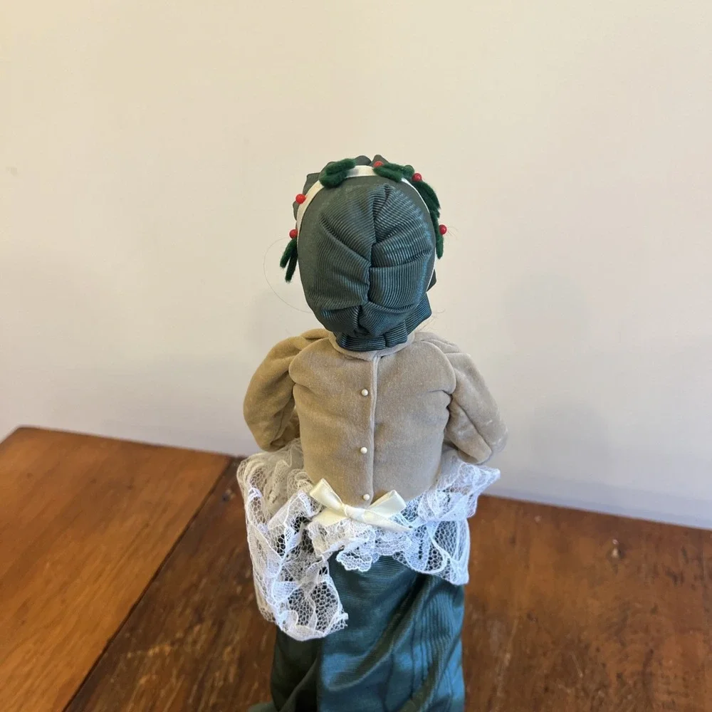 1993 BYERS CHOICE CHRISTMAS CAROLER Long Blond Hair White Muff Green Lace Outfit